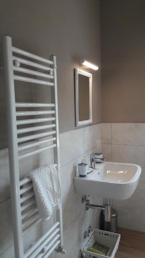 מאינה La Rosa Tra I Laghi B&B מראה חיצוני תמונה