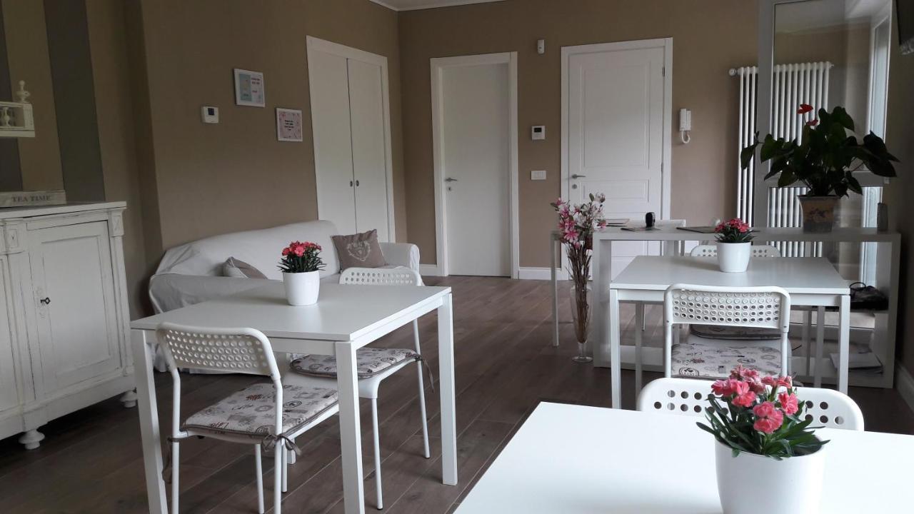 מאינה La Rosa Tra I Laghi B&B מראה חיצוני תמונה