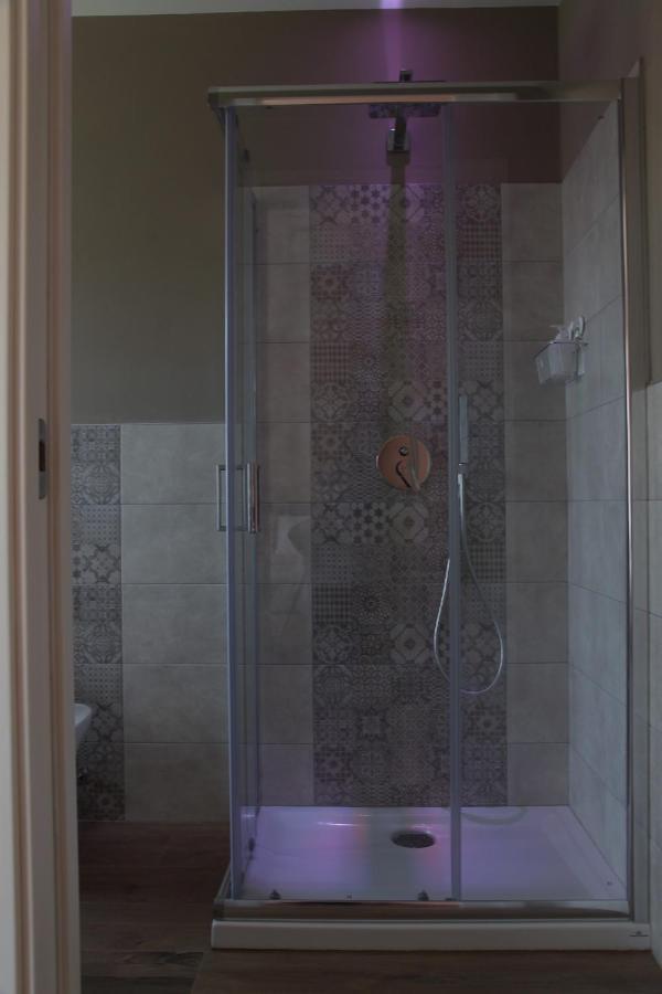 מאינה La Rosa Tra I Laghi B&B מראה חיצוני תמונה