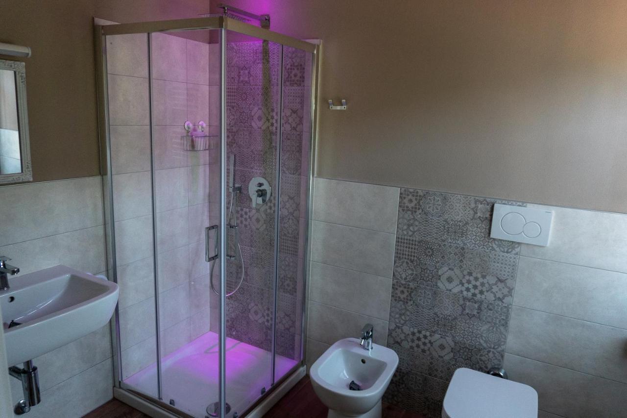מאינה La Rosa Tra I Laghi B&B מראה חיצוני תמונה