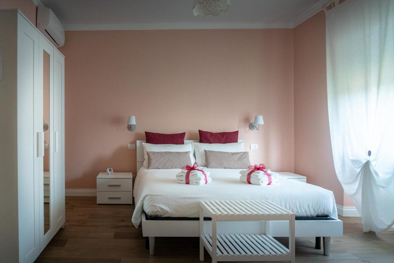 מאינה La Rosa Tra I Laghi B&B מראה חיצוני תמונה