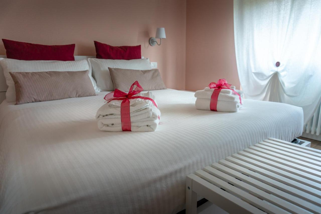 מאינה La Rosa Tra I Laghi B&B מראה חיצוני תמונה